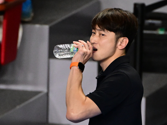 "꼴찌팀도 1승이 간절해"…또 '오심'에 운 KB손보, 젊은 감독대행의 …