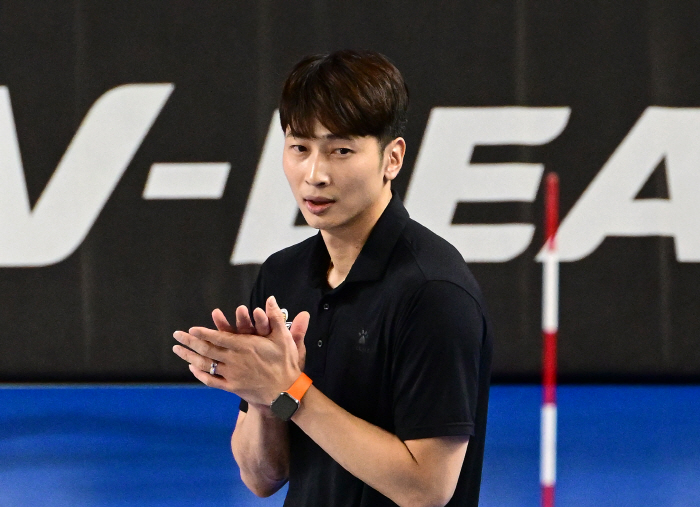 "꼴찌팀도 1승이 간절해"…또 '오심'에 운 KB손보, 젊은 감독대행의 …