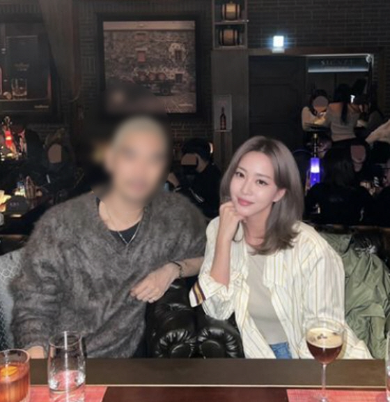 한예슬, 10세 연하♥와 결혼설 직접 해명 "결혼 준비 안해...친구와 …