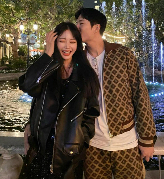 "결혼? 아직 아냐, 친구랑 장난" 한예슬, ♥10세 연하 남친과 결혼설…