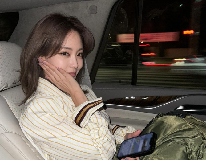 "결혼? 아직 아냐, 친구랑 장난" 한예슬, ♥10세 연하 남친과 결혼설…