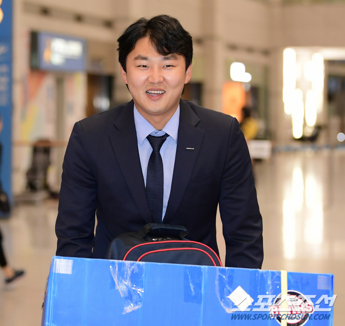루키 김택연은 팬들 사인공세에 당황...양의지-석환은 흐뭇한 미소 [두산…