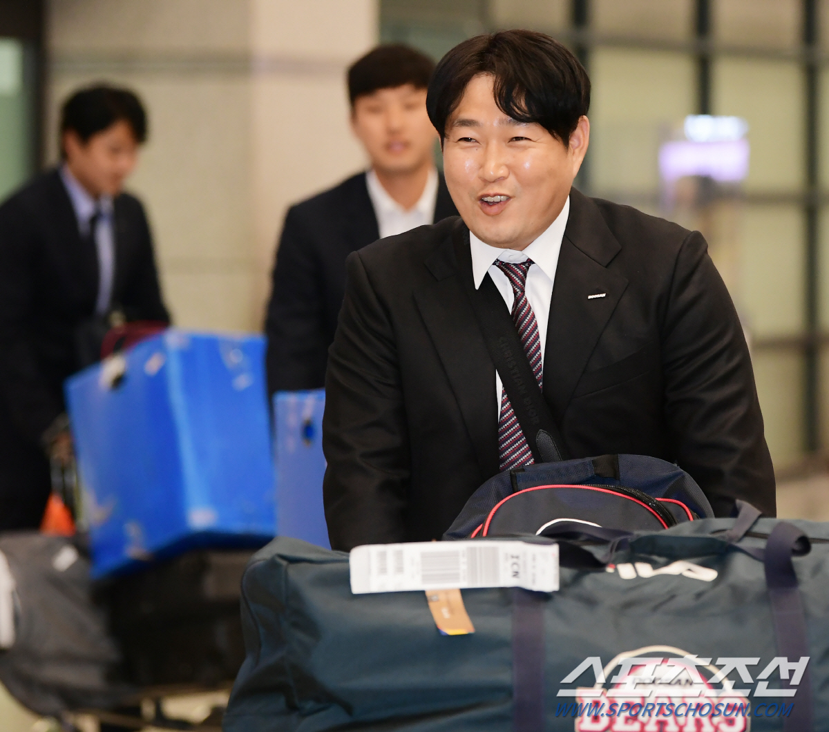 루키 김택연은 팬들 사인공세에 당황...양의지-석환은 흐뭇한 미소 [두산…
