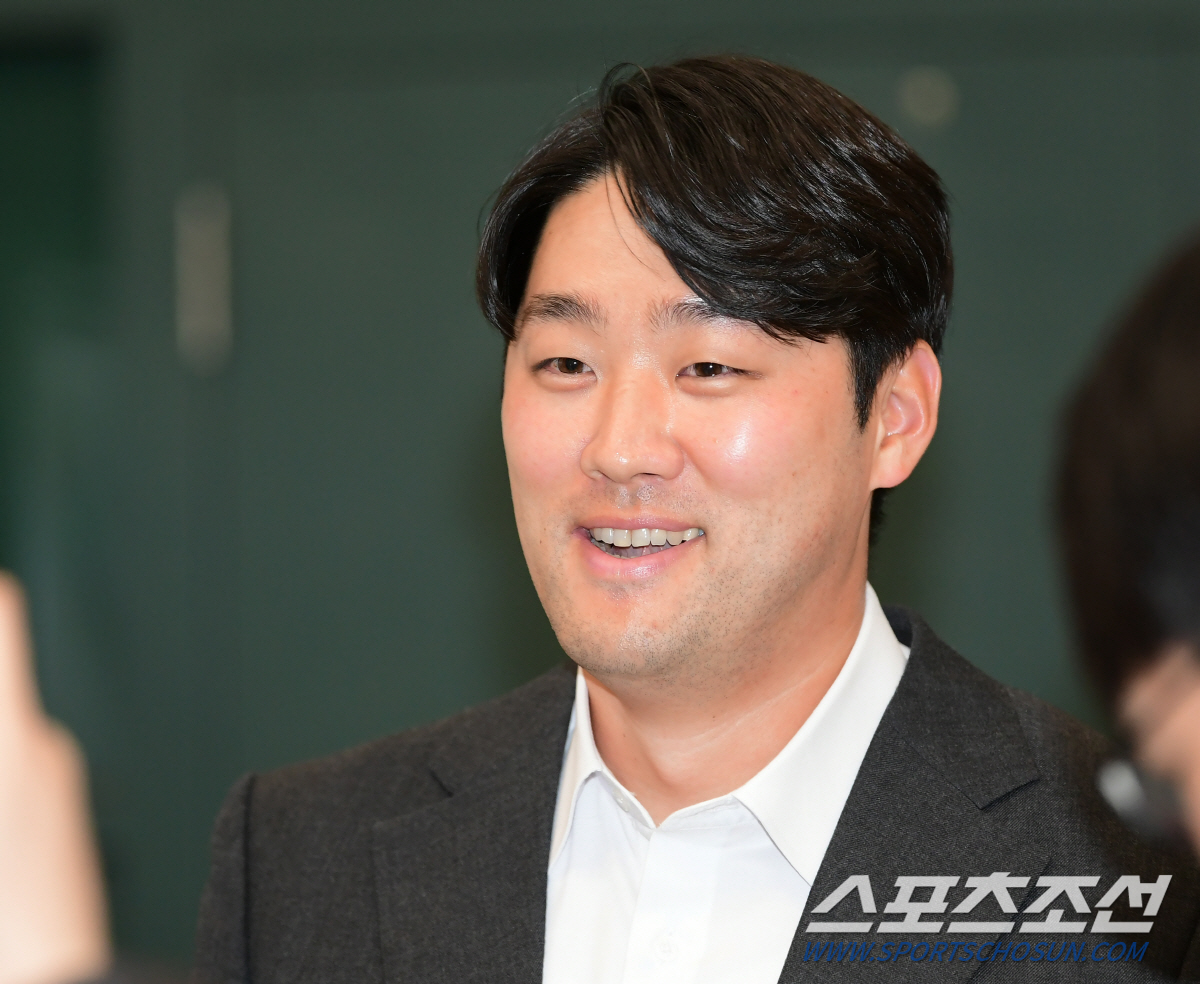 루키 김택연은 팬들 사인공세에 당황...양의지-석환은 흐뭇한 미소 [두산…
