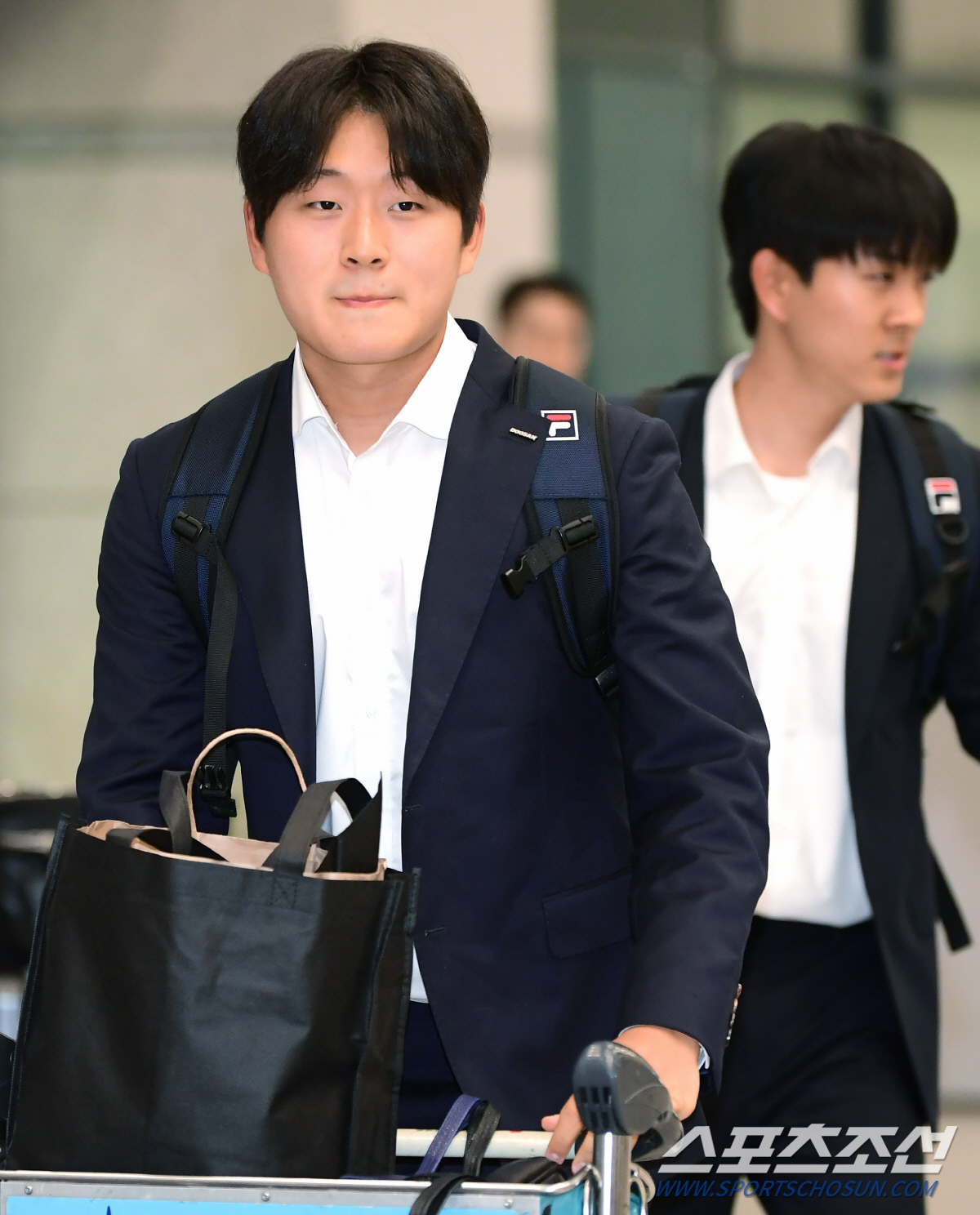 루키 김택연은 팬들 사인공세에 당황...양의지-석환은 흐뭇한 미소 [두산…