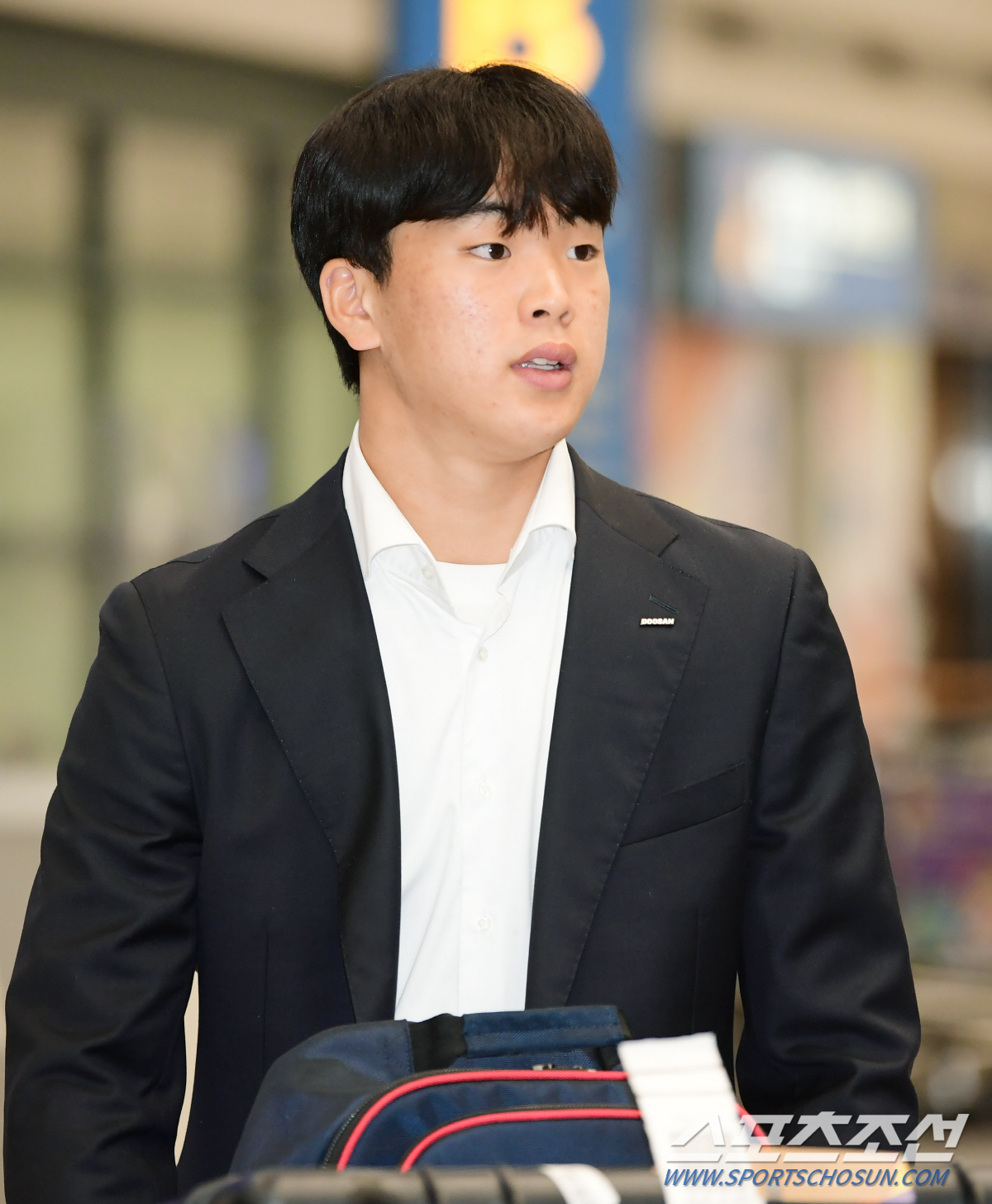 루키 김택연은 팬들 사인공세에 당황...양의지-석환은 흐뭇한 미소 [두산…