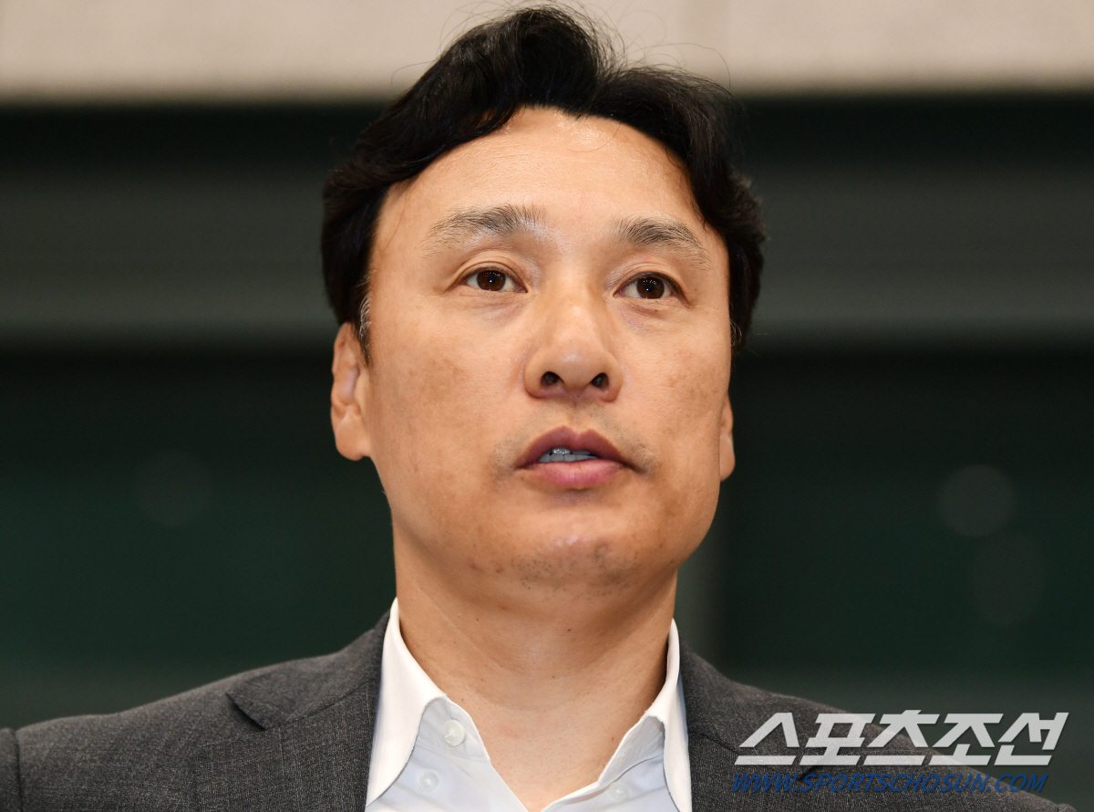 "류현진이 온다구요?" 국민타자가 순간 미소를 잃었다. 10시간 비행기 …