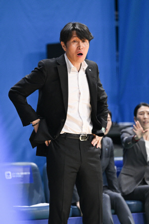 '이겨도 고민' 위성우 우리은행 감독, 