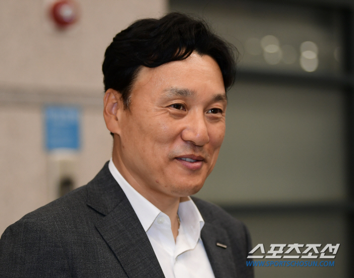 천하의 이승엽이 말을 더듬었다. "류현진이 진짜 와요?" 한화도 인정한 …
