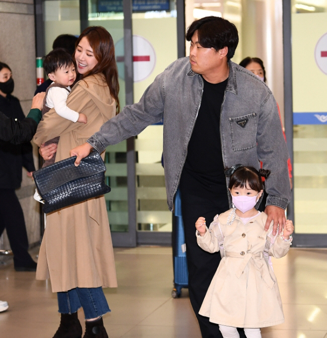 "류현진, 한화 오퍼받고 즐거운 고민" 美 언론, 같은 TJS 받은 헨드…