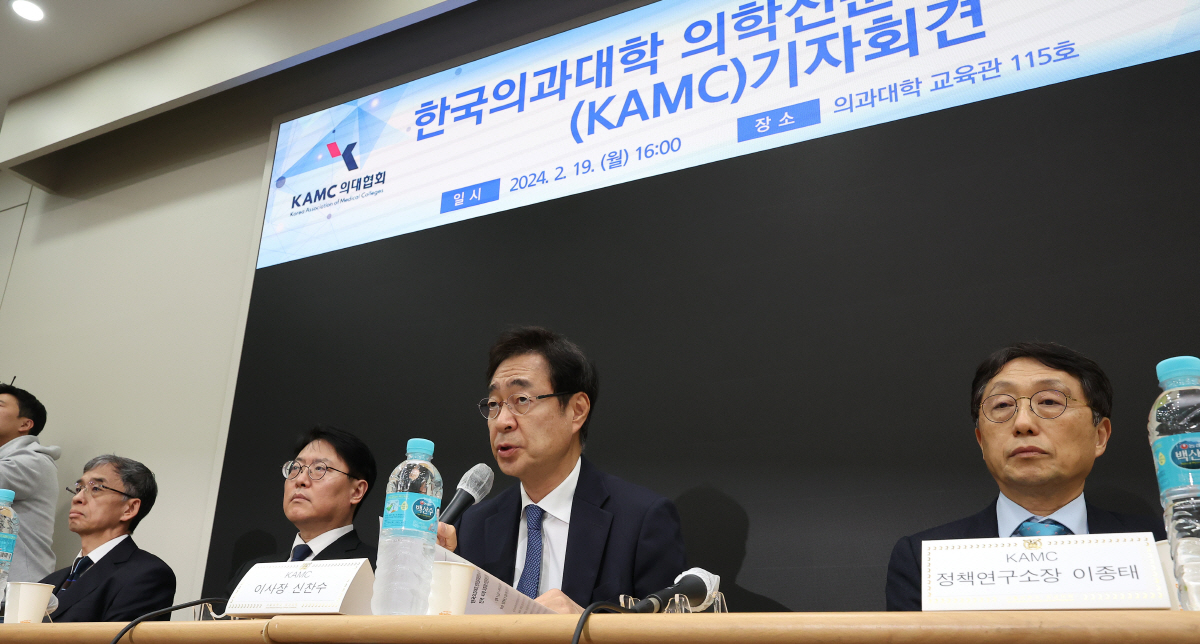 의대 학장 "무리한 희망 증원 제출 유감…2천명 입학 확대는 무리"
