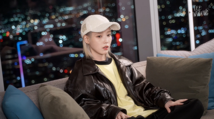 '30대 첫 컴백' 아이유 "내 한계 인정하게 돼, 꽃 아닌 홀씨로 살아…