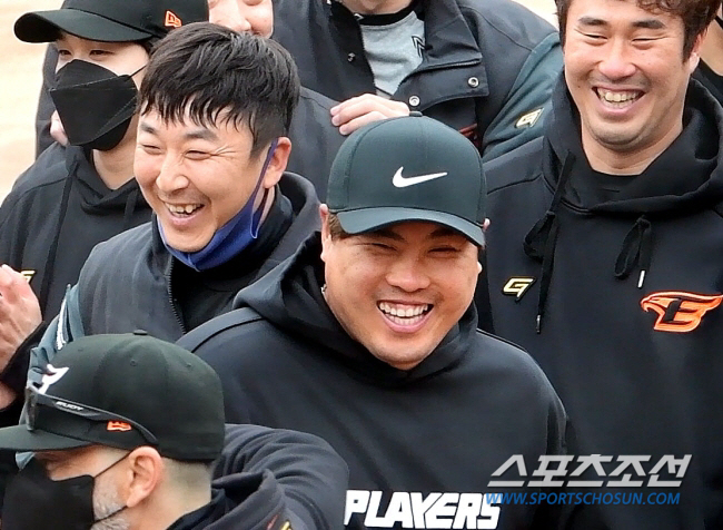문동주+김서현+황준서에 류현진이라니...3년 연속 꼴찌, 이날을 위해서였…