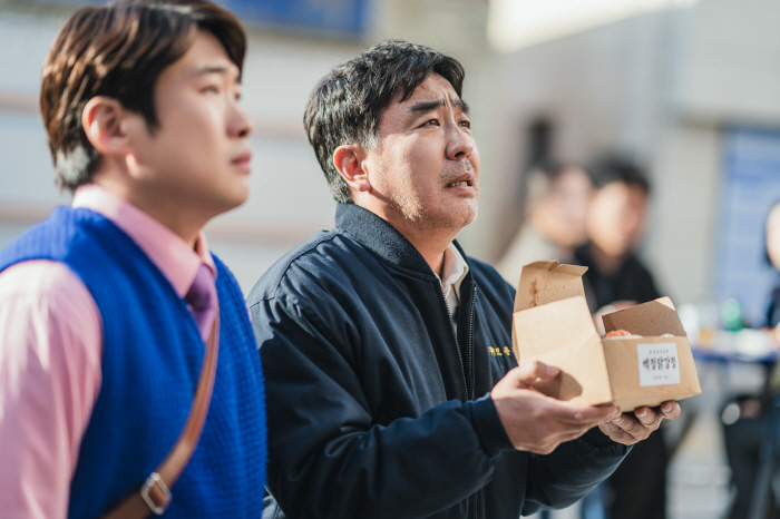 누구의 '은퇴작' 될까? 류승룡vs안재홍 '닭강정'서 코믹 연기 맞대결