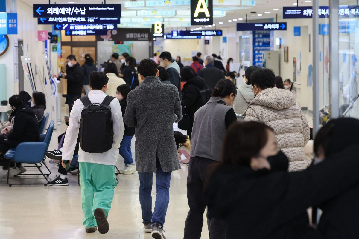 전공의 업무 떠안은 임상강사·전임의 "이대로면 의업 못 이어가"