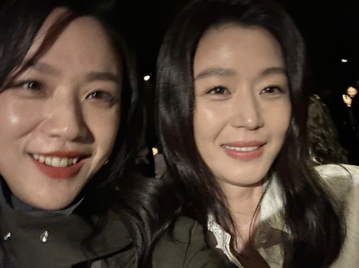 전지현·탕웨이, 각도 무시 셀카에도 굴욕 제로…런던 빛낸 韓中 대표 미녀