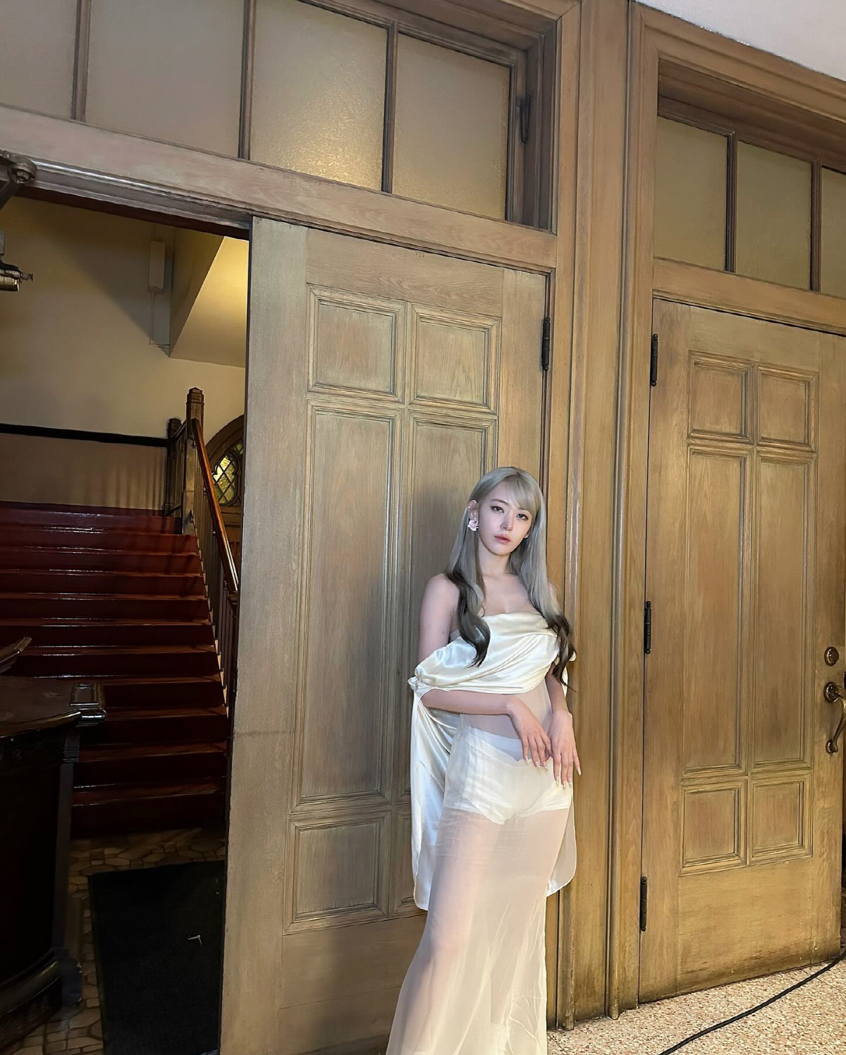 "걸그룹 수위 이정도 OK?"…르세라핌 사쿠라, 파격 시스루 드레스에 '…