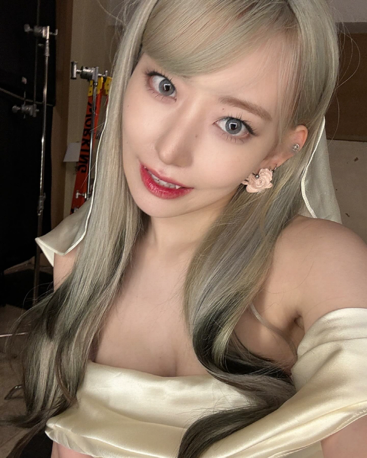"걸그룹 수위 이정도 OK?"…르세라핌 사쿠라, 파격 시스루 드레스에 '…