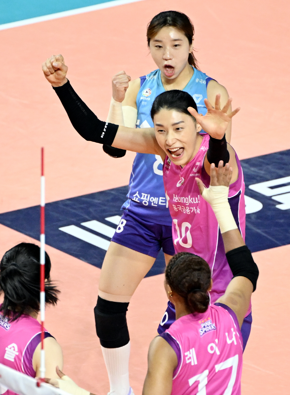 '윌로우 돌아왔다' 김연경-레이나 삼각편대로 날았다…흥국생명, AI페퍼스…