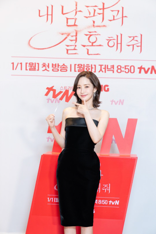 박민영, ♥나인우와 웨딩화보 공개…'내남결'로 논란 극복 "일으켜주신 분…