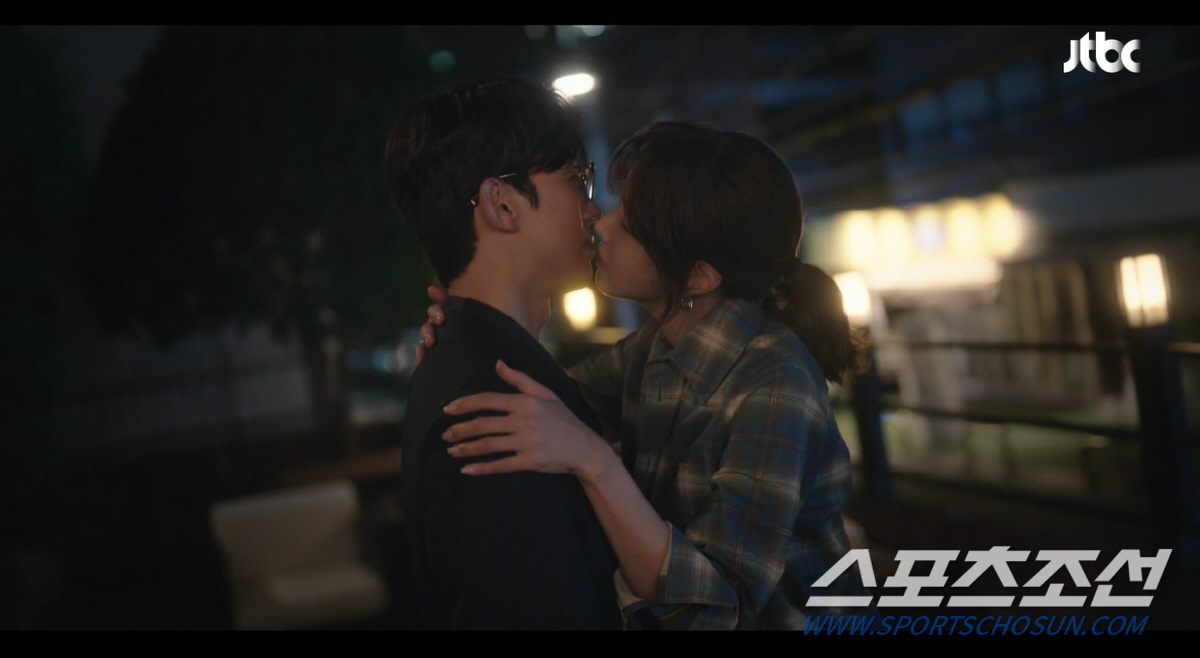 "딴 생각하지마". 이지아, 오민석 자극 위해 강기영에게 키스 접근(끝내…