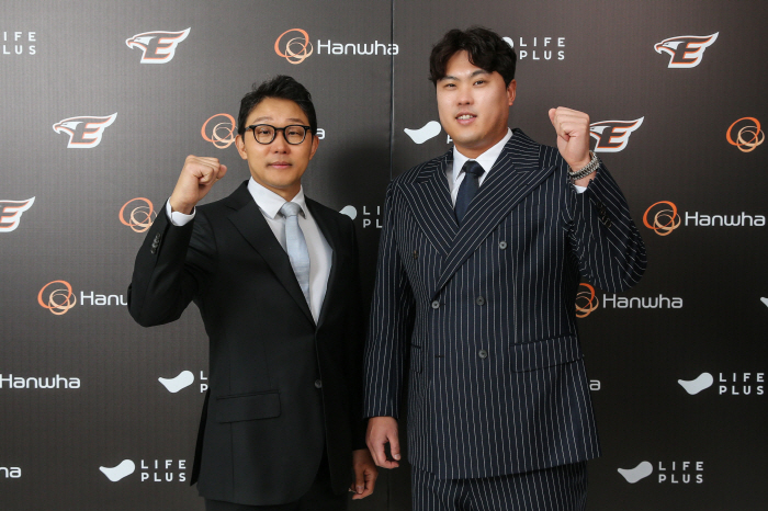 '역대 최고 8년 170억원 쾅!' 류현진, 한화행 공식발표…"한화 온다…