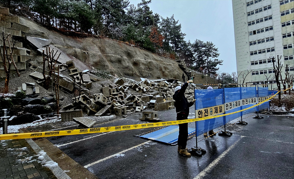 “새벽 3시 ‘차 빼라’ 안내 방송”...나가보니 아파트 옹벽 ‘와르르’