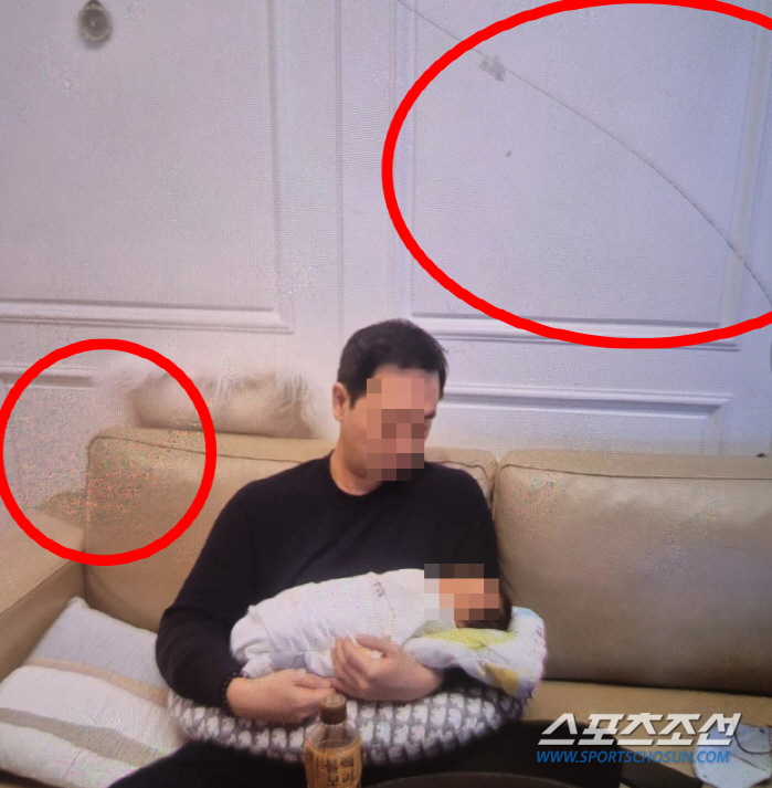 [SC이슈]이영돈 어깨에 누구?…'이혼' 황정음 힌트를 맞혀라, 네티즌 …