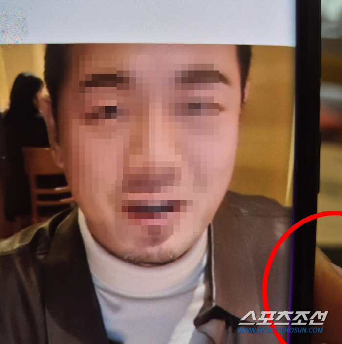 [SC이슈]이영돈 어깨에 누구?…'이혼' 황정음 힌트를 맞혀라, 네티즌 …