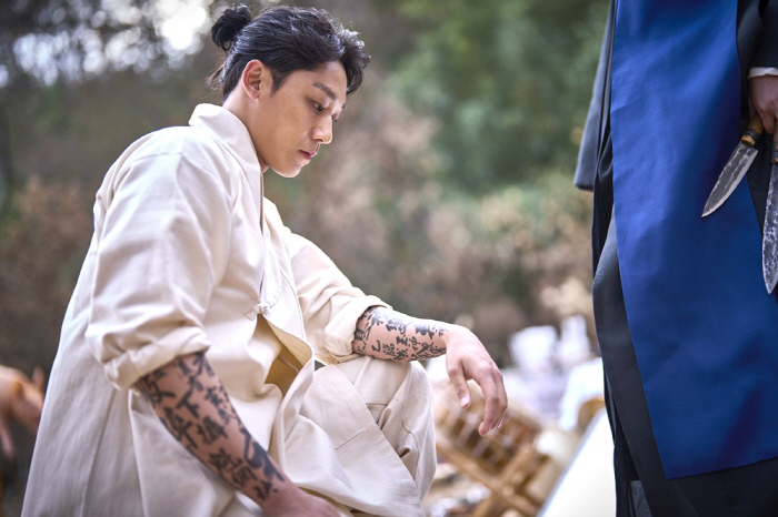 "군백기가 뭐죠?" 이도현, 'MZ 무당'으로 변신…'파'며드는 열연 (…
