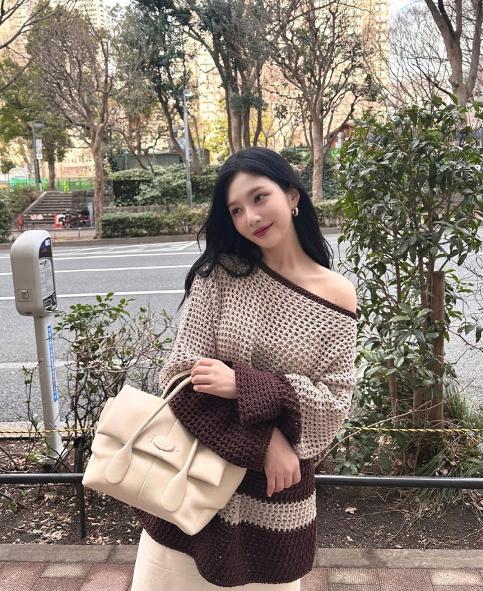 레드벨벳 조이, 오프숄더 니트·브라운 메이크업으로 미모 뽐내