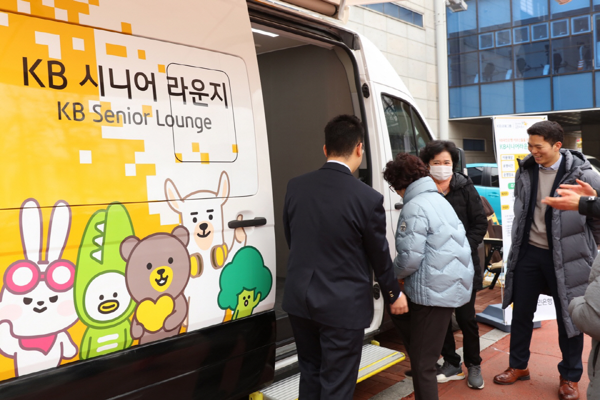 [시니어 라이프 리포트] "고령층 접근성 높여라"…시중은행 시니어 특화 …