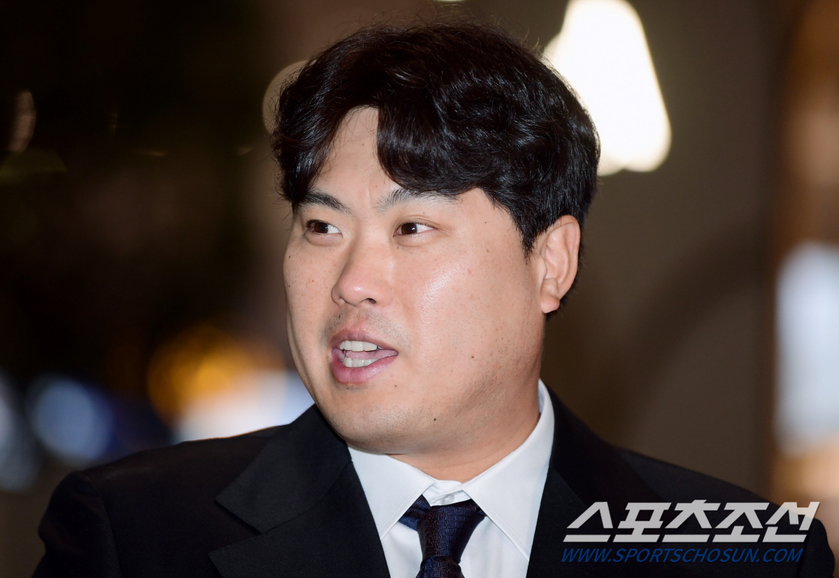 류현진 "아내가 한국 복귀를 더 반겼다"...부리나케 한화 캠프로 떠난 …