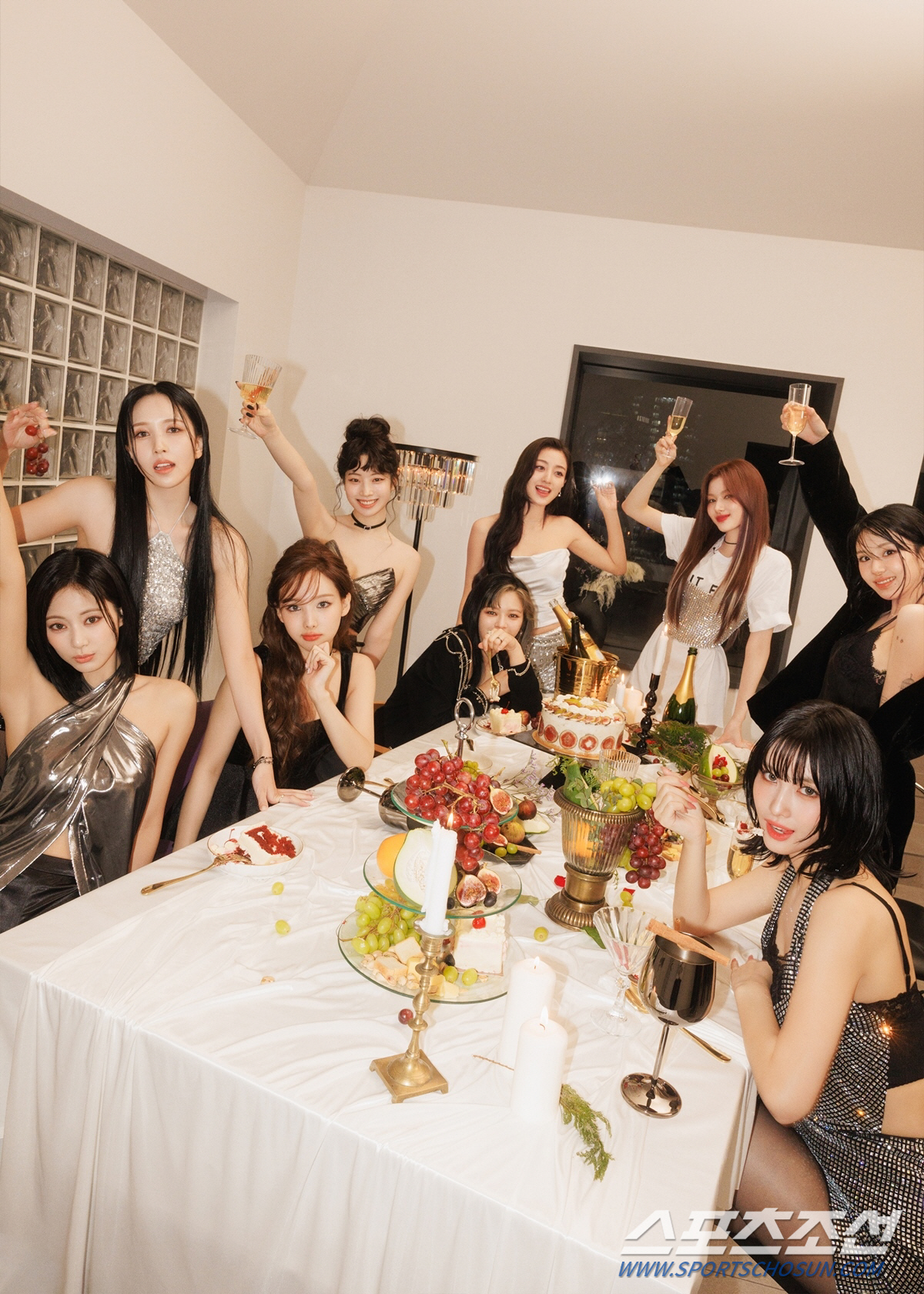 [종합]"완전체 컴백 할 수 있어 설레요". 1년 만의 컴백 트와이스, …