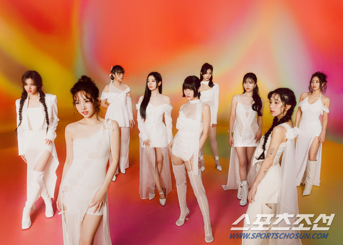 [종합]"완전체 컴백 할 수 있어 설레요". 1년 만의 컴백 트와이스, …