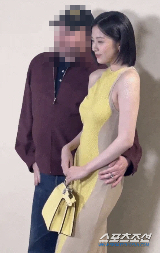 [SC이슈]안유진 '골반 나쁜손' 남성에 논란…매너손 아니다 vs 문화 …