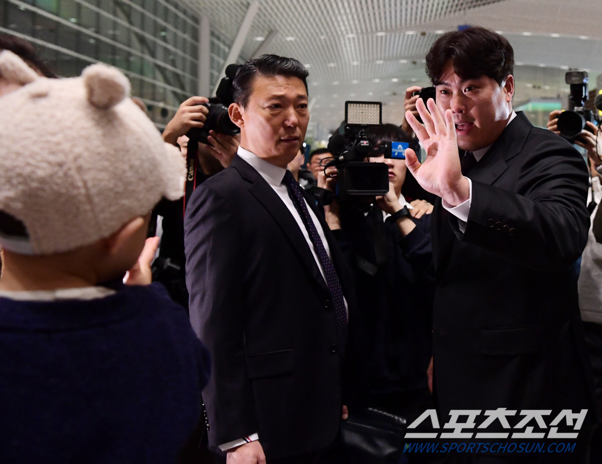 '170억 귀하신몸' 류현진+손혁 단장, 비지니스 아닌 이코노미석 탄 이…