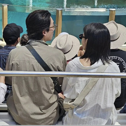 "잘 만나고 있어요♥"..결별설 날린 '★ 커플' 데이트 목격담 속출[종…