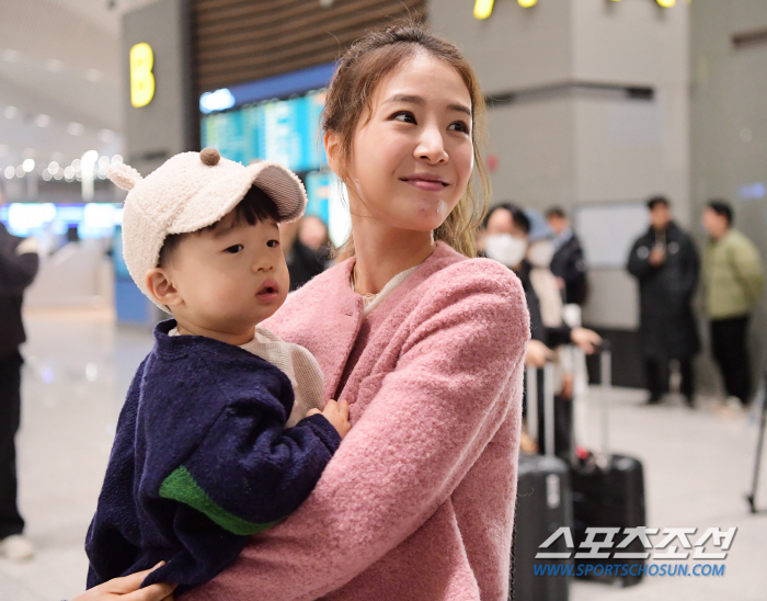 '캠프 출국' 류현진 "오늘부터 바로 훈련 시작! 한화 KS 우승 이끌고…