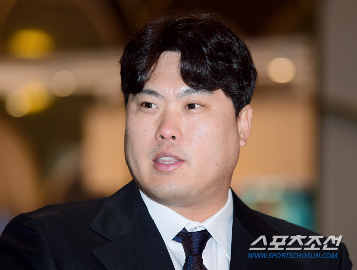 '캠프 출국' 류현진 "오늘부터 바로 훈련 시작! 한화 KS 우승 이끌고…