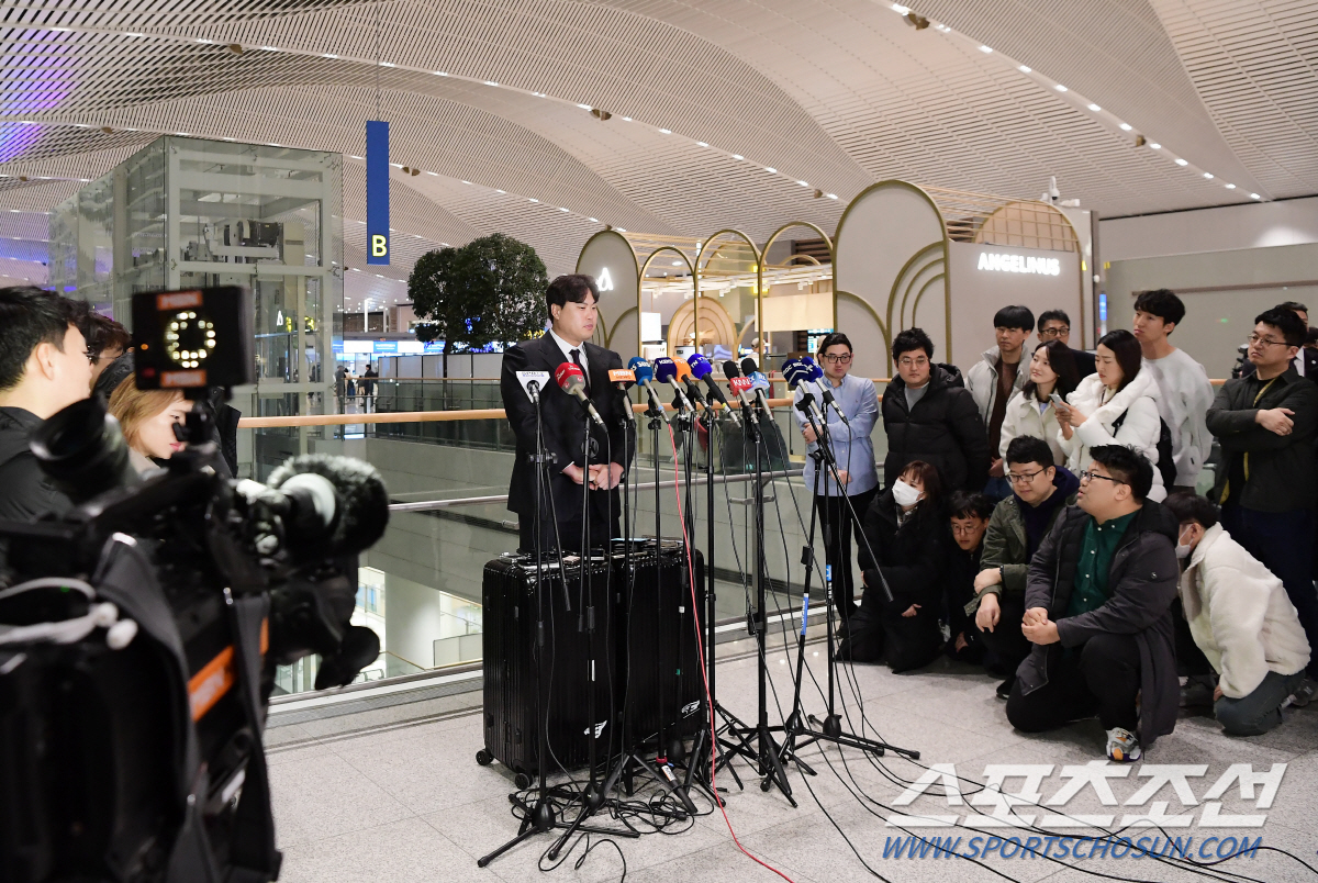 '캠프 출국' 류현진 "오늘부터 바로 훈련 시작! 한화 KS 우승 이끌고…