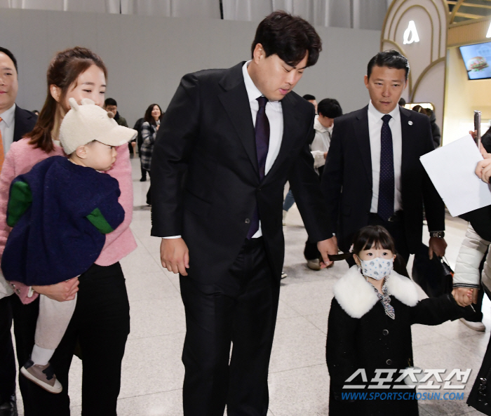 '캠프 출국' 류현진 "오늘부터 바로 훈련 시작! 한화 KS 우승 이끌고…