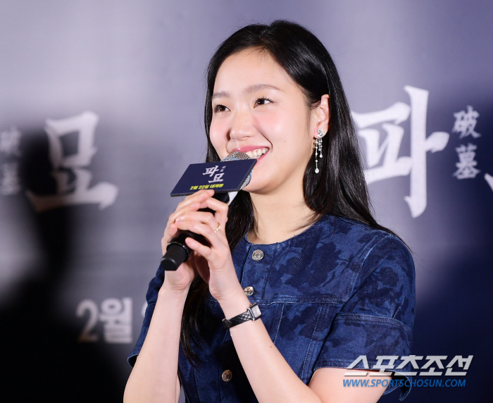 "귀걸이만 5000만원?" 김고은, 하이엔드로 휘감은 '파묘' 시사회 착…
