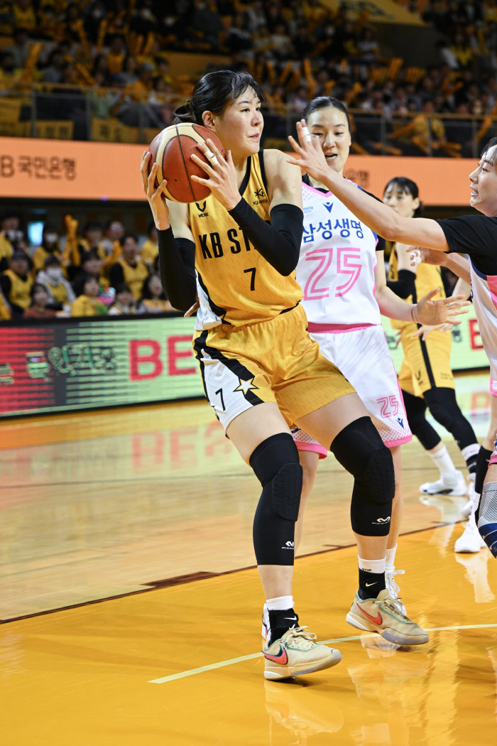 'WKBL 새 역사' 청주 KB스타즈, 사상 첫 정규리그 '홈 전승' 달…