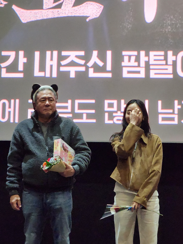 [SC이슈]최민식, 신났네 신났어…판다 머리띠 착용한 60대, 푸바오 할…