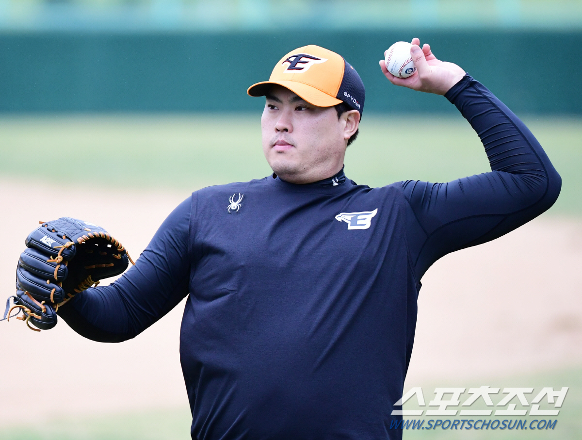 사령탑도 만족한 류현진 구위, 첫 팀훈련→4년만의 개막전 승리 정조준 "…