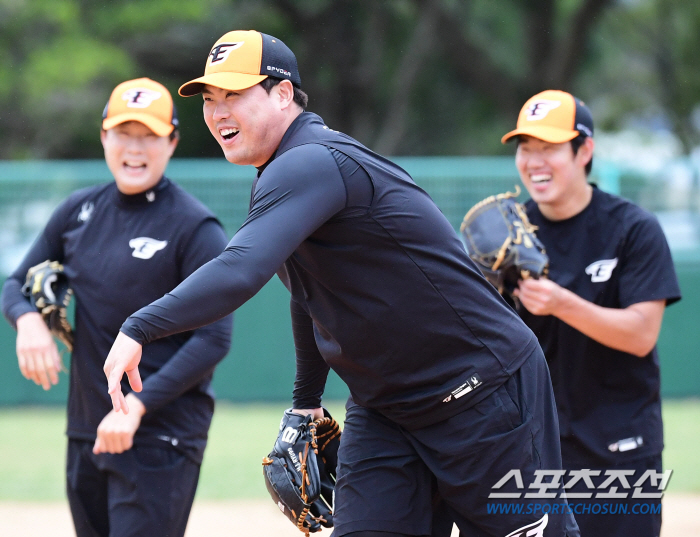 사령탑도 만족한 류현진 구위, 첫 팀훈련→4년만의 개막전 승리 정조준 "…