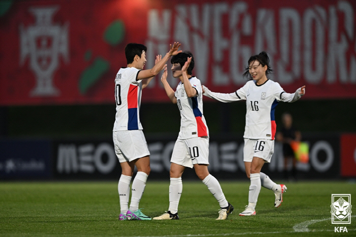 '17세 혼혈 특급' 페어 결승골! 에이스 지소연도 골! 女축구, 체코 …
