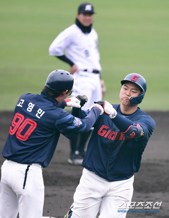 강정호 효과 제대로네! 한동희, 日베테랑 상대로 중월 솔로포…'형제구단'…