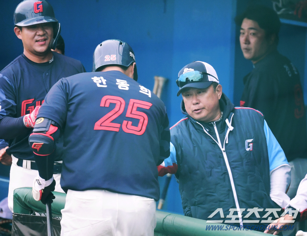 '한동희 솔로포→윤동희 155㎞ 사사키 통타에도…' 비바람 몰아친 이토만…